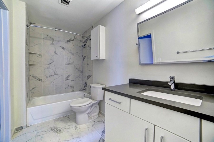 222-saratoga-apartments-baltimore-md-bathroom