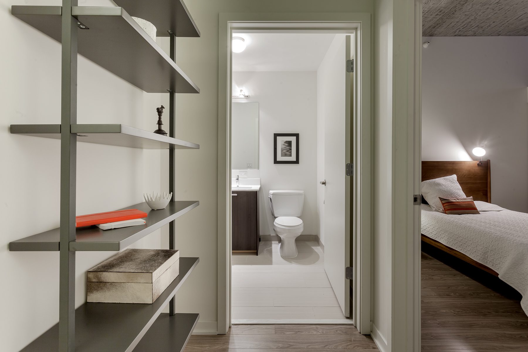 1333-south-wabash-luxury-apartments-south-loop-chicago-il-master-bedroom-shelving