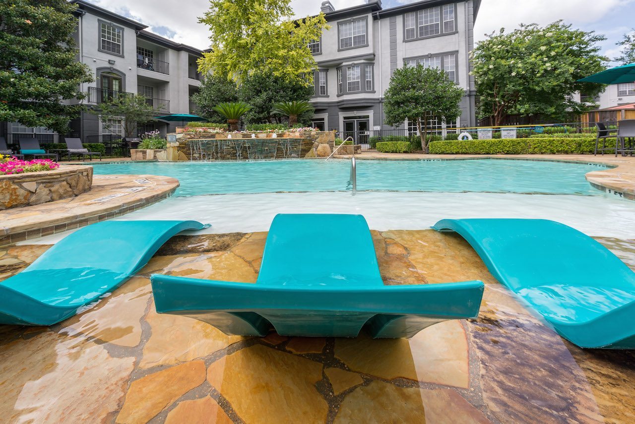 12-camden-midtown-houston-texas-apartments-two-resort-style-pools-with-water-features-and-tanning-shelf-4