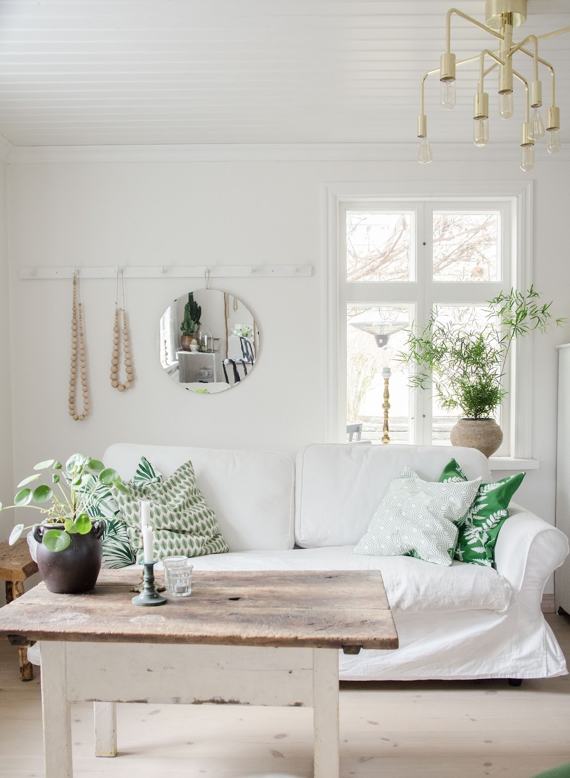 Pantone's Color Of The Year Greenery | Decorating Your Apartment | Green Throw Pillows