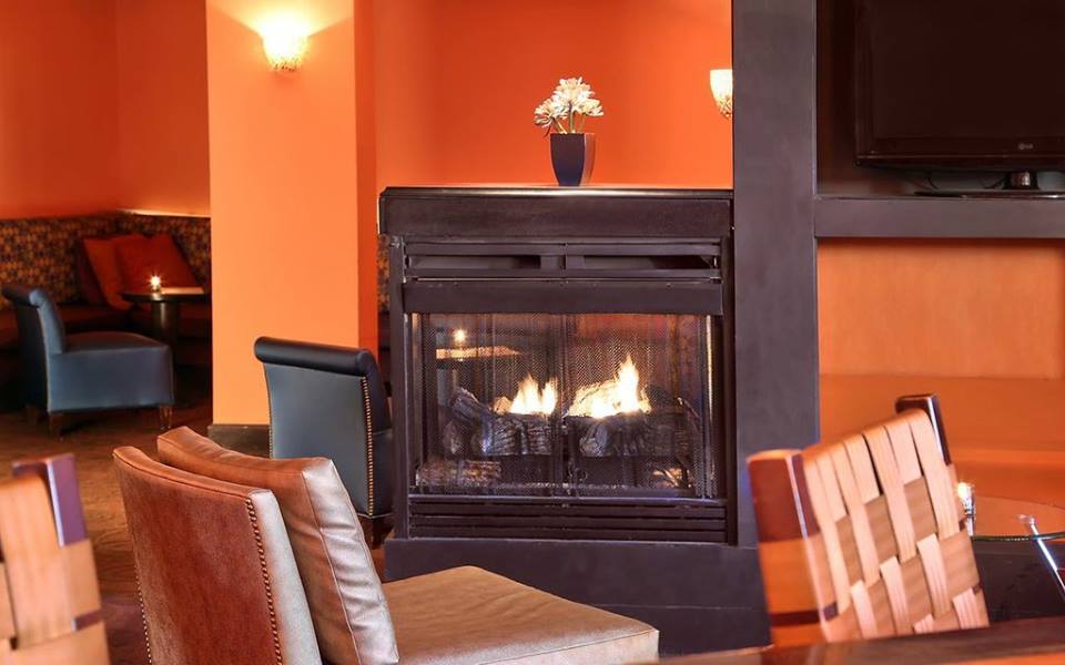 cozy-dc-restaurants-circle-bistro-fireplace