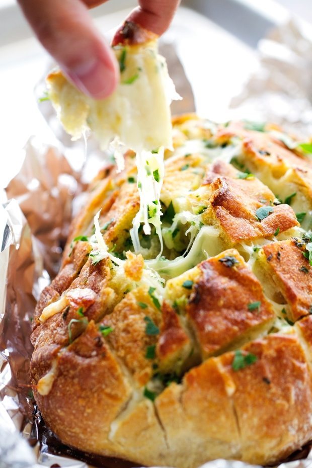 Easy Side Dishes | Cheesy Pull-Apart Garlic Bread