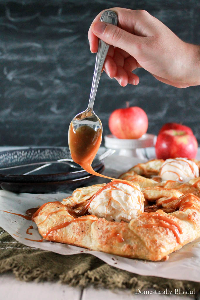 Friendsgiving Recipes | thanksgiving desserts | caramel apple galette
