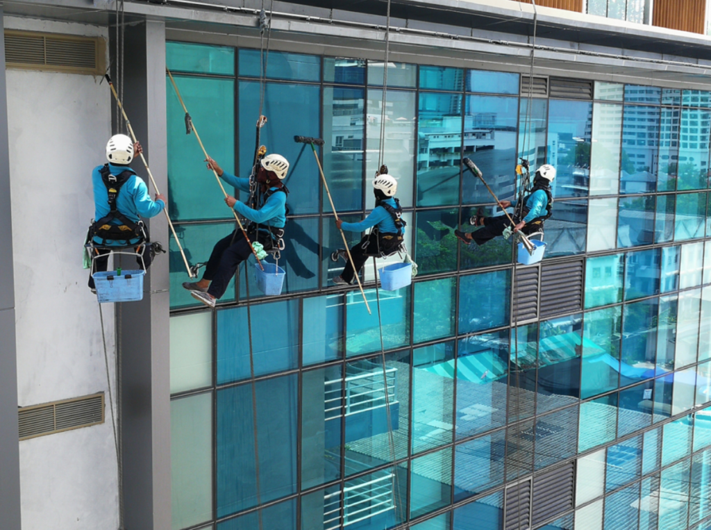 what-you-need-to-know-about-cleaning-high-rise-windows