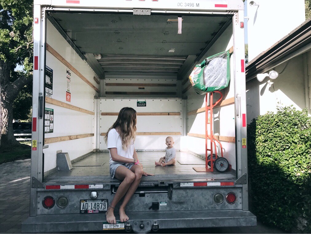moving-truck-with-family